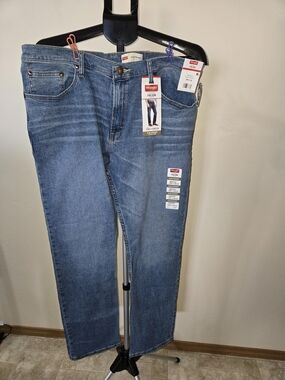 Wrangler Straight-Leg Jeans in Medium Blue Wash